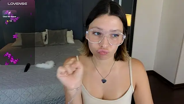 Snapshot of your_demi chatting on October 4, 2025, 7:26 pm your demi online show from October 4, 2025, 7:26 pm