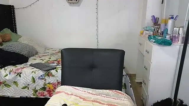 charlotte 077 online show from November 7, 2025, 3:22 am