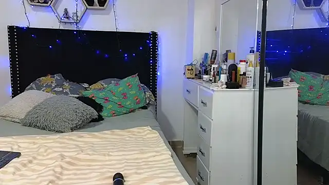 Snapshot of charlotte_077 chatting on April 7, 2026, 3:52 am charlotte 077 online show from April 7, 2026, 3:52 am