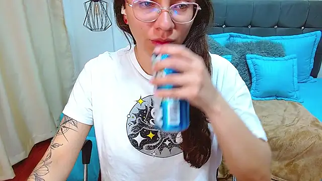 karlamorris  online show from November 16, 2025, 4:50 am