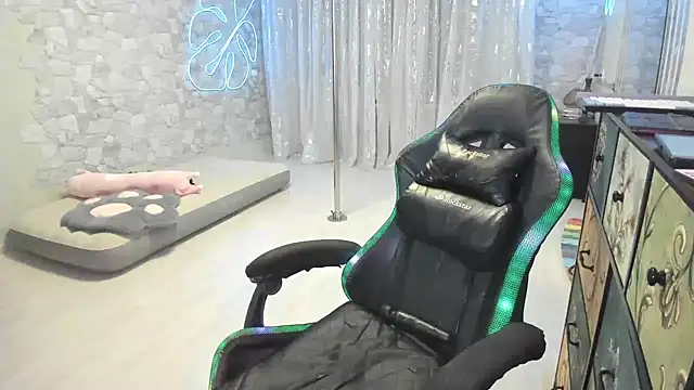 Snapshot of JessicaFamee chatting on April 1, 2026, 11:34 pm JessicaFamee online show from April 1, 2026, 11:34 pm