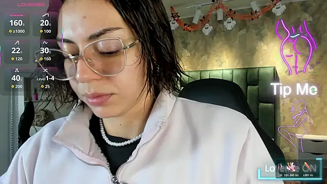 Snapshot of april_dumont chatting on October 29, 2025, 11:42 am april dumont online show from October 29, 2025, 11:42 am