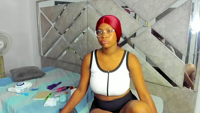 EvaxEmma online show from December 2, 2025, 1:24 pm