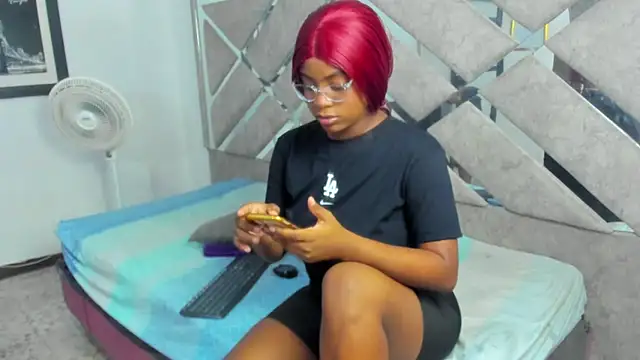 EvaxEmma online show from December 1, 2025, 1:12 pm