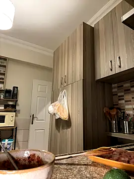 yaprakmericc online show from November 23, 2025, 4:39 pm