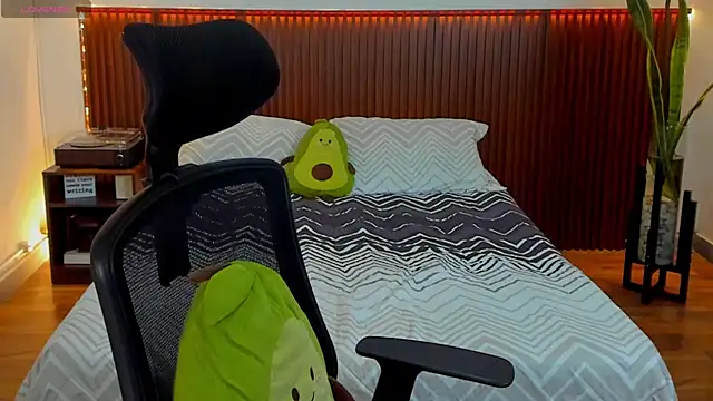 KatherineBond online show from November 6, 2025, 8:13 pm