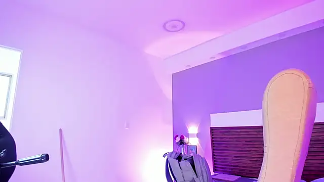 Adelehottman online show from April 2, 2026, 1:07 pm