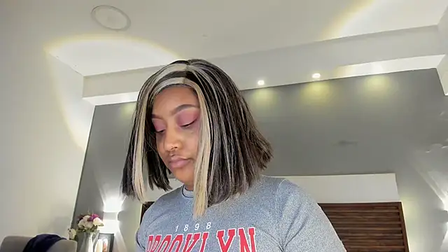 Adelehottman online show from December 3, 2025, 12:15 pm