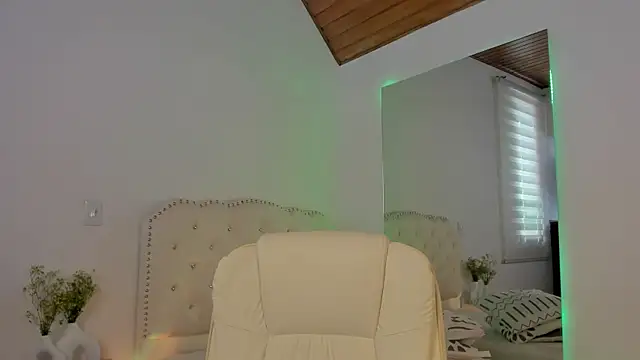 AtheneaRossi online show from September 27, 2025, 7:09 pm