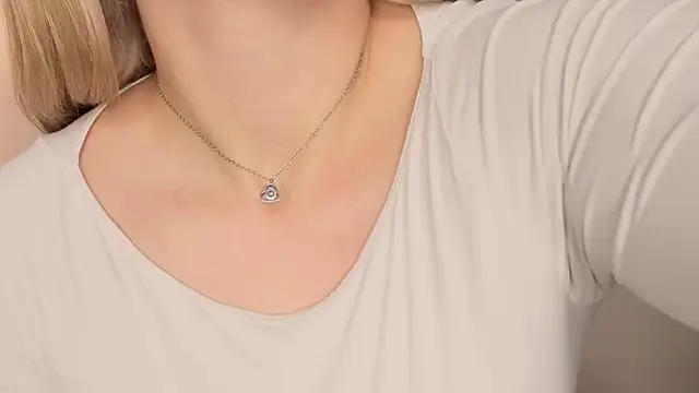 AtheneaRossi online show from October 21, 2025, 1:32 pm