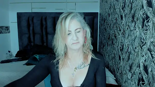 ScarletHoot  online show from September 24, 2025, 12:11 pm