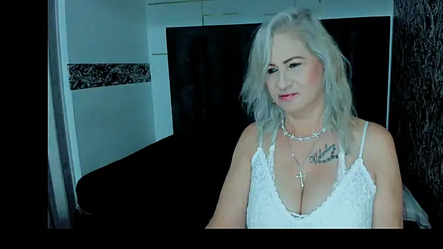 ScarletHoot  online show from October 28, 2025, 12:04 pm