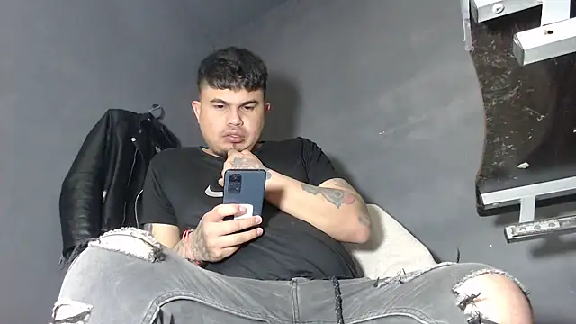 Snapshot of DickMasterfindom chatting on March 12, 2025, 3:57 am DickMasterfindom online show from March 12, 2025, 3:57 am