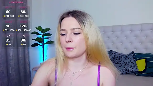 TamarraFox online show from June 14, 2026, 4:57 am