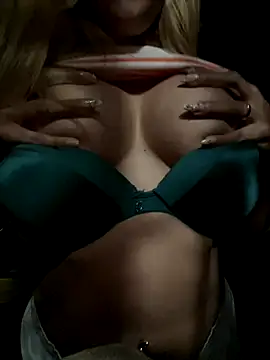 DarianaGuzz online show from January 7, 2026, 4:39 am