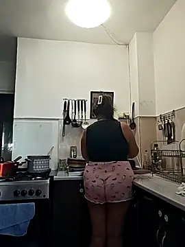 AvaLloyd online show from September 22, 2025, 1:17 pm