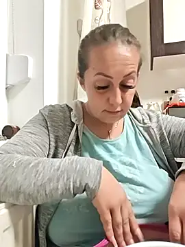 AvaLloyd online show from September 26, 2025, 12:39 am