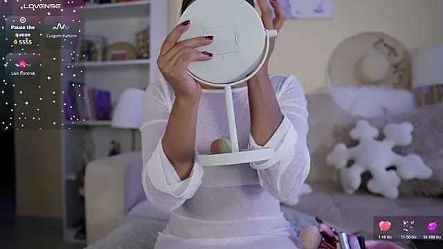 SaraParisi online show from November 8, 2025, 10:35 pm