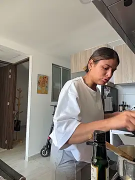 SaraParisi online show from December 3, 2025, 7:35 pm