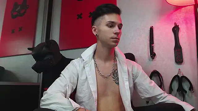 Joseph  Quinn online show from March 11, 2025, 11:23 am