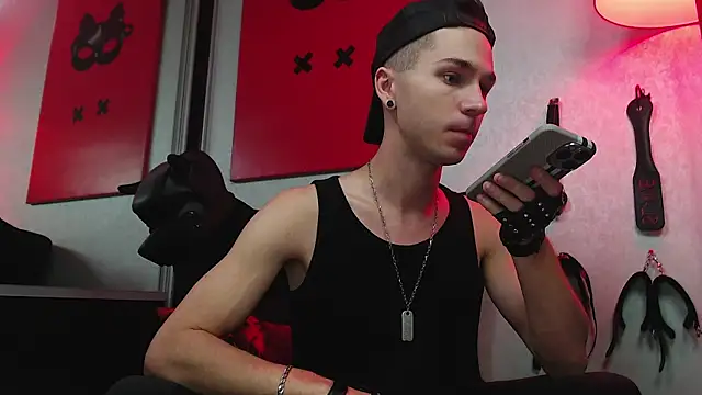 Joseph  Quinn online show from March 16, 2025, 9:05 am