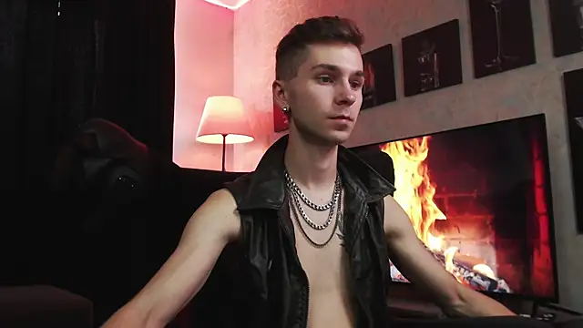 Joseph  Quinn online show from September 14, 2025, 11:43 am