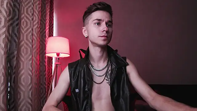 Joseph  Quinn online show from October 13, 2025, 7:10 am