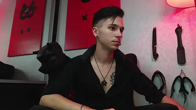 Joseph  Quinn online show from March 17, 2025, 1:08 pm