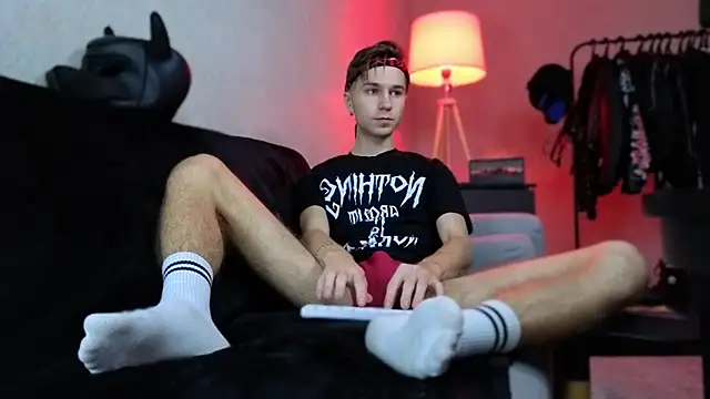 Joseph  Quinn online show from December 3, 2025, 5:41 am