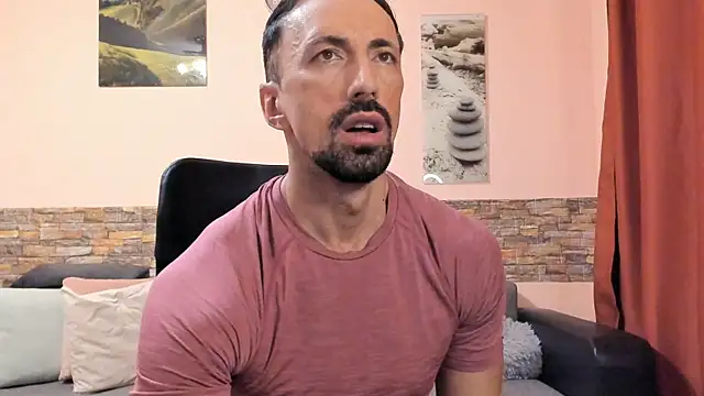 HotHunkTrainer online show from July 19, 2026, 8:01 am