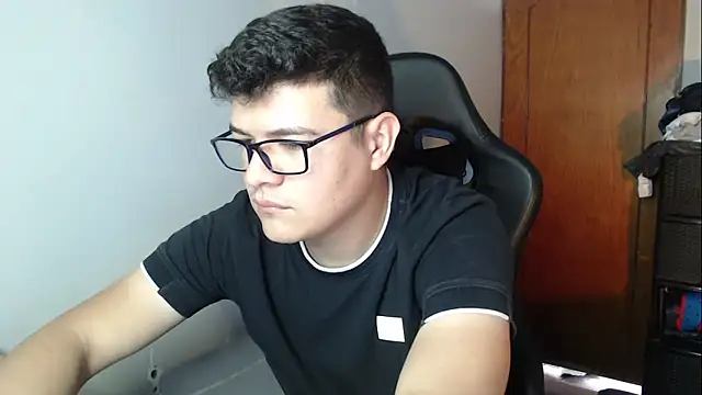 Snapshot of Plug_Control chatting on December 22, 2025, 5:46 pm Plug Control online show from December 22, 2025, 5:46 pm