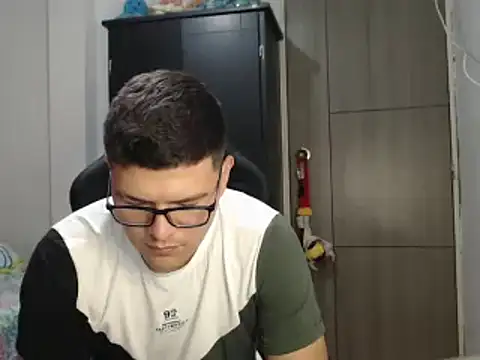 Snapshot of Plug_Control chatting on March 4, 2025, 9:11 pm Plug Control online show from March 4, 2025, 9:11 pm