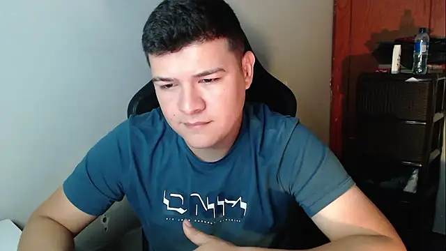 Snapshot of Plug_Control chatting on January 13, 2026, 12:25 am Plug Control online show from January 13, 2026, 12:25 am