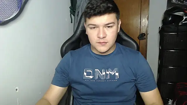 Snapshot of Plug_Control chatting on December 5, 2025, 7:12 pm Plug Control online show from December 5, 2025, 7:12 pm