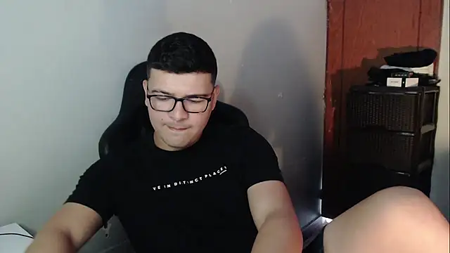 Snapshot of Plug_Control chatting on January 8, 2026, 6:58 pm Plug Control online show from January 8, 2026, 6:58 pm