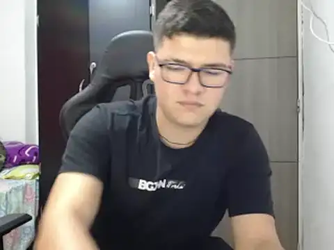 Snapshot of Plug_Control chatting on March 6, 2025, 6:05 pm Plug Control online show from March 6, 2025, 6:05 pm