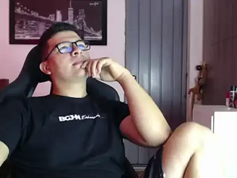 Snapshot of Plug_Control chatting on February 23, 2025, 3:40 pm Plug Control online show from February 23, 2025, 3:40 pm