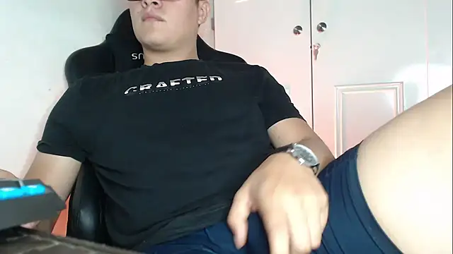 Snapshot of Plug_Control chatting on September 18, 2025, 3:31 am Plug Control online show from September 18, 2025, 3:31 am