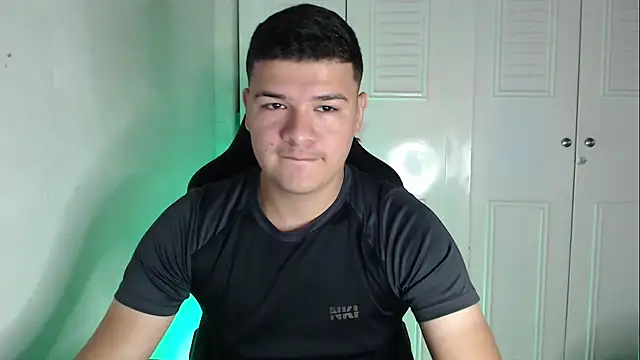 Snapshot of Plug_Control chatting on September 23, 2025, 2:35 pm Plug Control online show from September 23, 2025, 2:35 pm