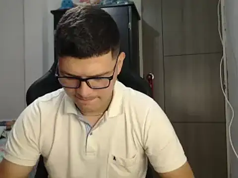 Snapshot of Plug_Control chatting on March 4, 2025, 2:21 pm Plug Control online show from March 4, 2025, 2:21 pm