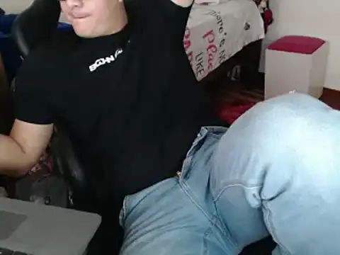 Snapshot of Plug_Control chatting on March 14, 2025, 4:40 pm Plug Control online show from March 14, 2025, 4:40 pm