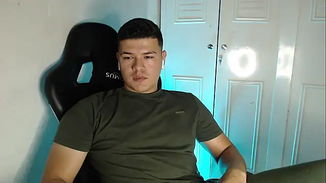 Snapshot of Plug_Control chatting on September 25, 2025, 4:29 am Plug Control online show from September 25, 2025, 4:29 am