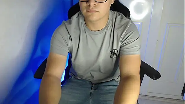 Snapshot of Plug_Control chatting on September 19, 2025, 5:22 am Plug Control online show from September 19, 2025, 5:22 am