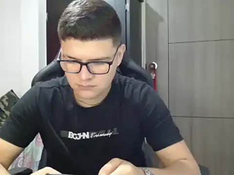 Snapshot of Plug_Control chatting on March 6, 2025, 3:02 pm Plug Control online show from March 6, 2025, 3:02 pm