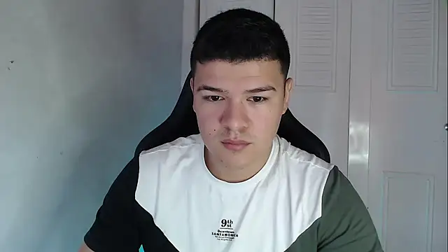 Snapshot of Plug_Control chatting on September 28, 2025, 3:52 pm Plug Control online show from September 28, 2025, 3:52 pm