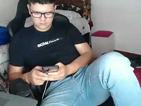 Snapshot of Plug_Control chatting on March 14, 2025, 1:35 pm Plug Control online show from March 14, 2025, 1:35 pm