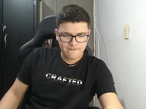 Snapshot of Plug_Control chatting on March 12, 2025, 4:41 am Plug Control online show from March 12, 2025, 4:41 am