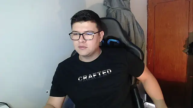 Snapshot of Plug_Control chatting on December 19, 2025, 4:31 pm Plug Control online show from December 19, 2025, 4:31 pm