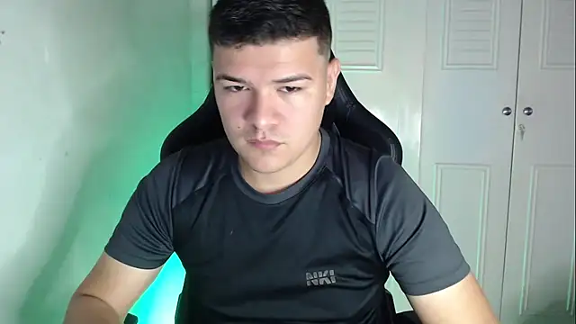 Snapshot of Plug_Control chatting on September 22, 2025, 3:18 pm Plug Control online show from September 22, 2025, 3:18 pm