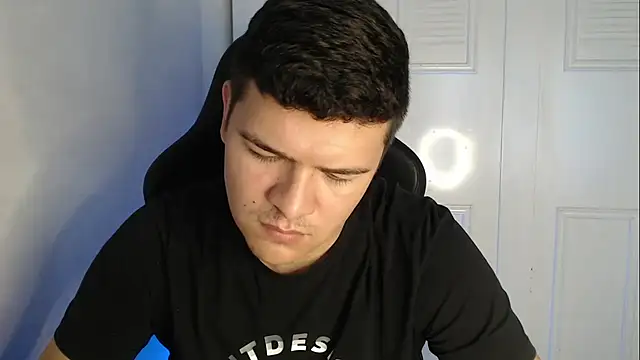 Snapshot of Plug_Control chatting on September 16, 2025, 4:19 pm Plug Control online show from September 16, 2025, 4:19 pm